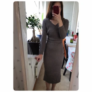  - Lång klänning, som framhäver fina kroppsfiguren😍 Har bara haft på mig den 2 gånger, väldigt ny och bra skick.