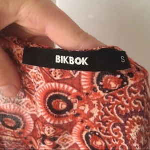  - Mycket fin tröja som knyts fram eller bak, utsvängda armar✨ Köparen står för frakten