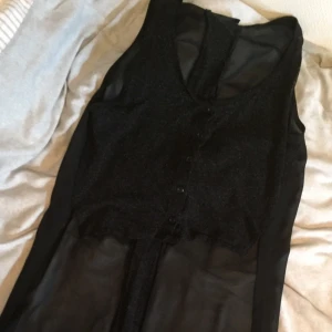  - Snyggt linne som är kort fram och lång bak! 50 kr pp🌸