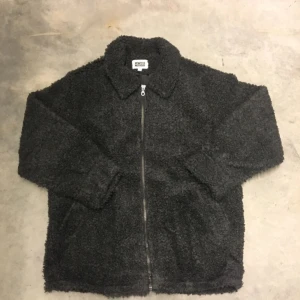  - Sjuuuuukt snygg teddyjacka från Weekday, supermjuk! I mörkgrå, storlek XL för den perfekta oversizelooken, bra att man får plats med tjocktröjan under dessutom😘   Passar alla kön! Passa på att fynda denna skönhet  Eventuell frakt betalas av köparen för en billig peng✨😀❤️