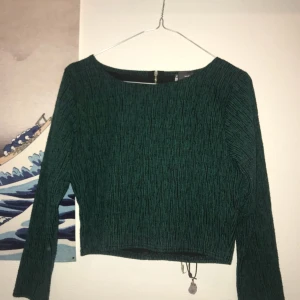  - Grön mönstrad crop top från Urban Outfitters 