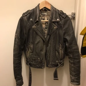  - Kenzajacka, Storlek 34, men stor i storleken så mer 36a eller oversize. En reva i ena axeln men går att sy ihop hos skräddare, därför priset. 