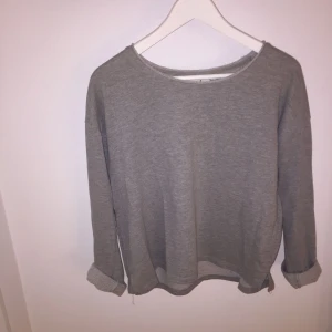  - Grå sweatshirt tröja, passar även S 