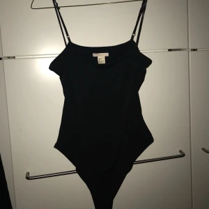  - Snyggaste bodyn från h&m. Snäppet för liten för mig så säljer den vidare☺️