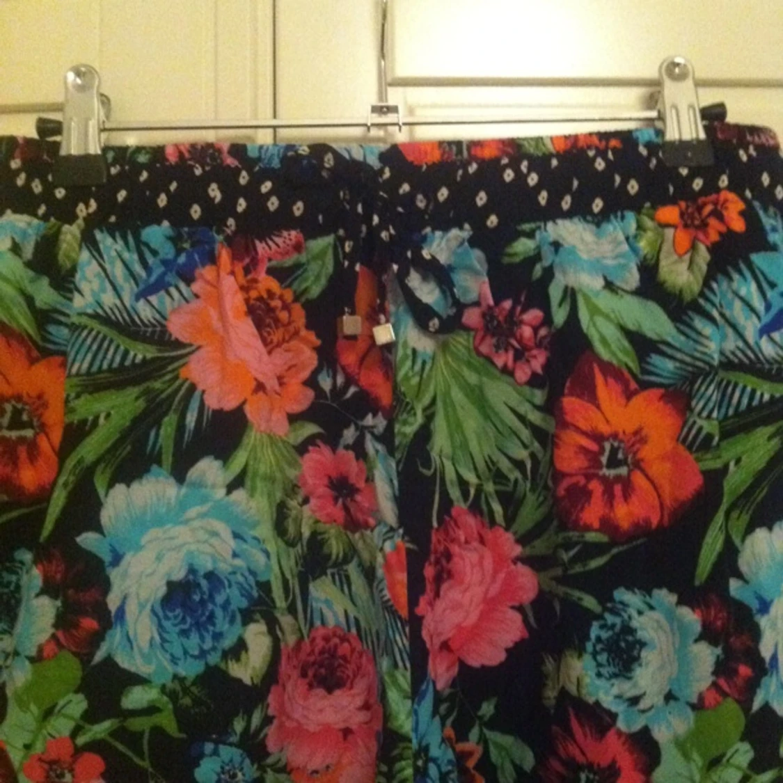 Luftiga shorts från H&M. Fickor i sidorna. Resor och snörning i midjan. 