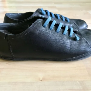  - Hej!  Säljer mina skor av exklusiva märket Camper, en smart-aning lekfull par som passar både till denim som chinos/byxor.  Väldigt fint skick! Nypris : 1499 KR