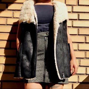  - Väst från Zara.  Ordpris. 700kr, säljes för 400kr. Frakt tillkommer. Betalning sker via swish. 