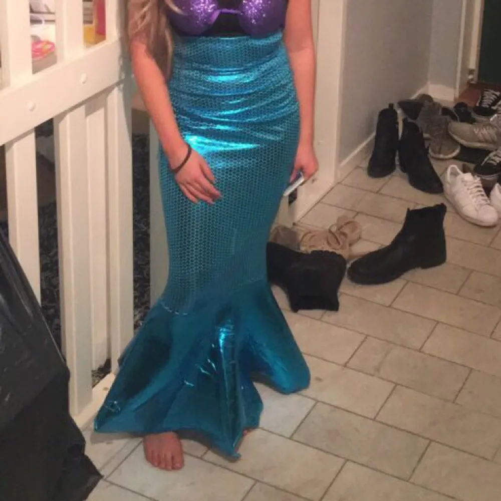 Sjöjungfru-klänning i XS. Perfekt till halloween om du vill klä ut dig till Ariel!. Klänningar.