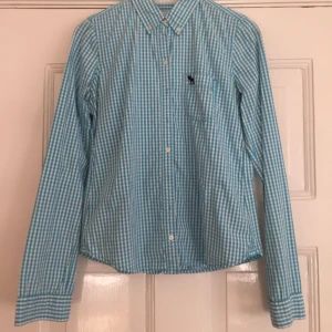  - Turkos-vit rutig skjorta från Abercrombie and Fitch. Välvårdad.