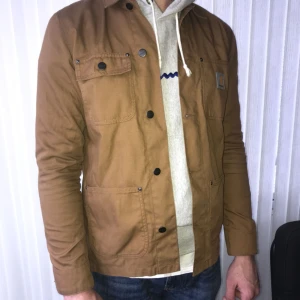  - Carhartt jacka i stl M ”herrjacka”. Använd ca 2 gånger, säljes pga ingen användning och förliten 💥  Inköpspris: 1200:-  • Kan mötas upp i Stockholm eller skicka post, frakt betalas själv!