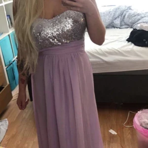  - Långklänning i storlek XS och aldrig använd 