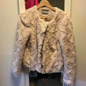  - Säljer en fin oanvänd pälsjacka från Vero Moda i storlek S!