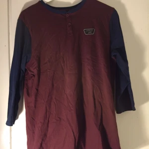  - Tröja från Vans med halvlånga ärmar, använd ett fåtal gånger :) tar swish