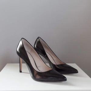  - • Svarta pumps från Zara strl. 37 • Klackhöjd cirka 8-9 cm • Aldrig använda väldigt fint skick