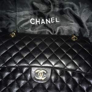 Chanel väska double flap large, kommer med dustbag o kort, helt ny köpte den på blocket väldigt dyrt men insåg efter ett tag att den inte är äkta dock så välgjord att man verkligen måste syna den ordentligt för å se, vill inte sälja till det pris jag betalade men det var MYCKET så säljer den för vad jag tycker den r värd som en handväska i skinn inte använd:)