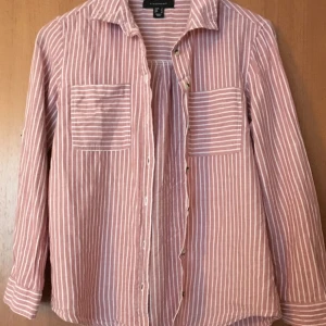  - Fin skjorta. Använd ett fåtal gånger. 