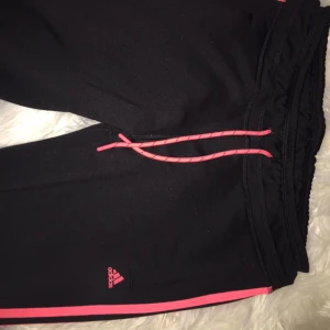 - Adidasbyxor i bra skick. Använda ett fåtal gånger. Köparen står för frakten