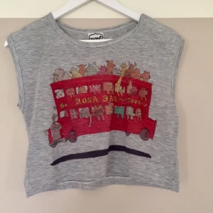  - Kort t-shirt. Använd endast ett fåtal gger. Frakt ingår.