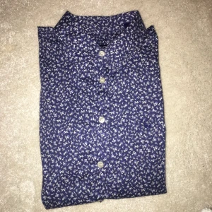  - Säljer en fin skjorta från GANT i blommigt mönster. Skjortan är i storlek 36 och är smalare i modellen.   Nypris:1299kr