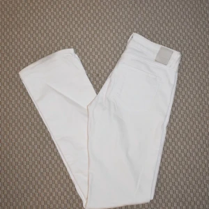  - Snygga bootcutjeans från Zara. Använda ett fåtal gånger. Något missfärgade på kanten längst ner, men kan behandlas med vanish eller klorin! 