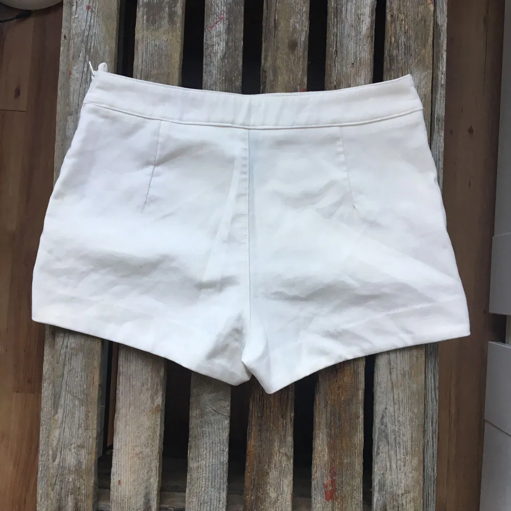 Vit shorts/kjol från H&M. Använda ett fåtal gånger . Shorts.