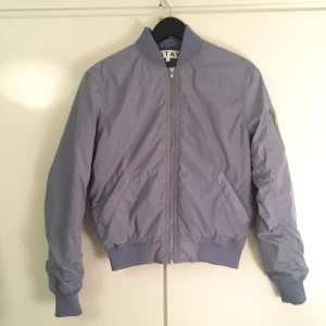  - Ny, oanvänd ljusblå bomberjacka från Carlings. Strlk. S 