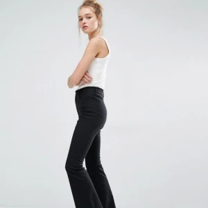  - NY MONKI FLARE JEANS! aldrig användat, säljer pga  små för mig. Skicka meddelande om ni vill ser bilder på 🐝