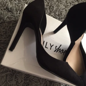  - Klassiska pumps i stl 37, aldrig använda pga inte haft tillfälle, finns i Göteborg 