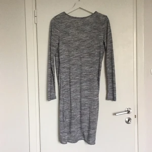  - Tröja TL Tilda från BikBok. Knälång med hög slits framtill. Aldrig använd. 