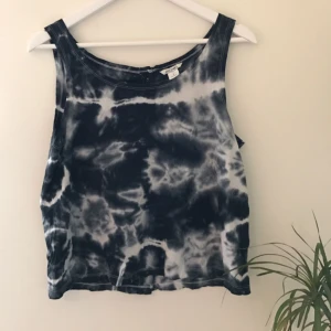  - Ett linne från Monki i batikmönster. Linnet har knappar längst hela baksidan⭐️⭐️