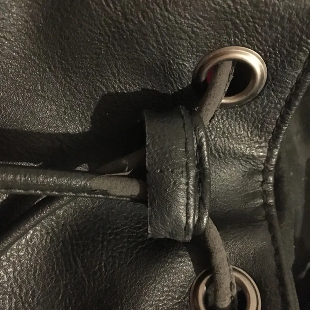 Even&Odd Ryggsäck/väska 🌸 använt ca 5 månader under normala förhållanden. Det enda slitna är remmen man stänger den med (se bild 2), ganska förväntat. Annars i fint stick.. Väskor.