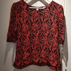  - Topp från Bik bok med röd/svart spets. Pris exkl. frakt.