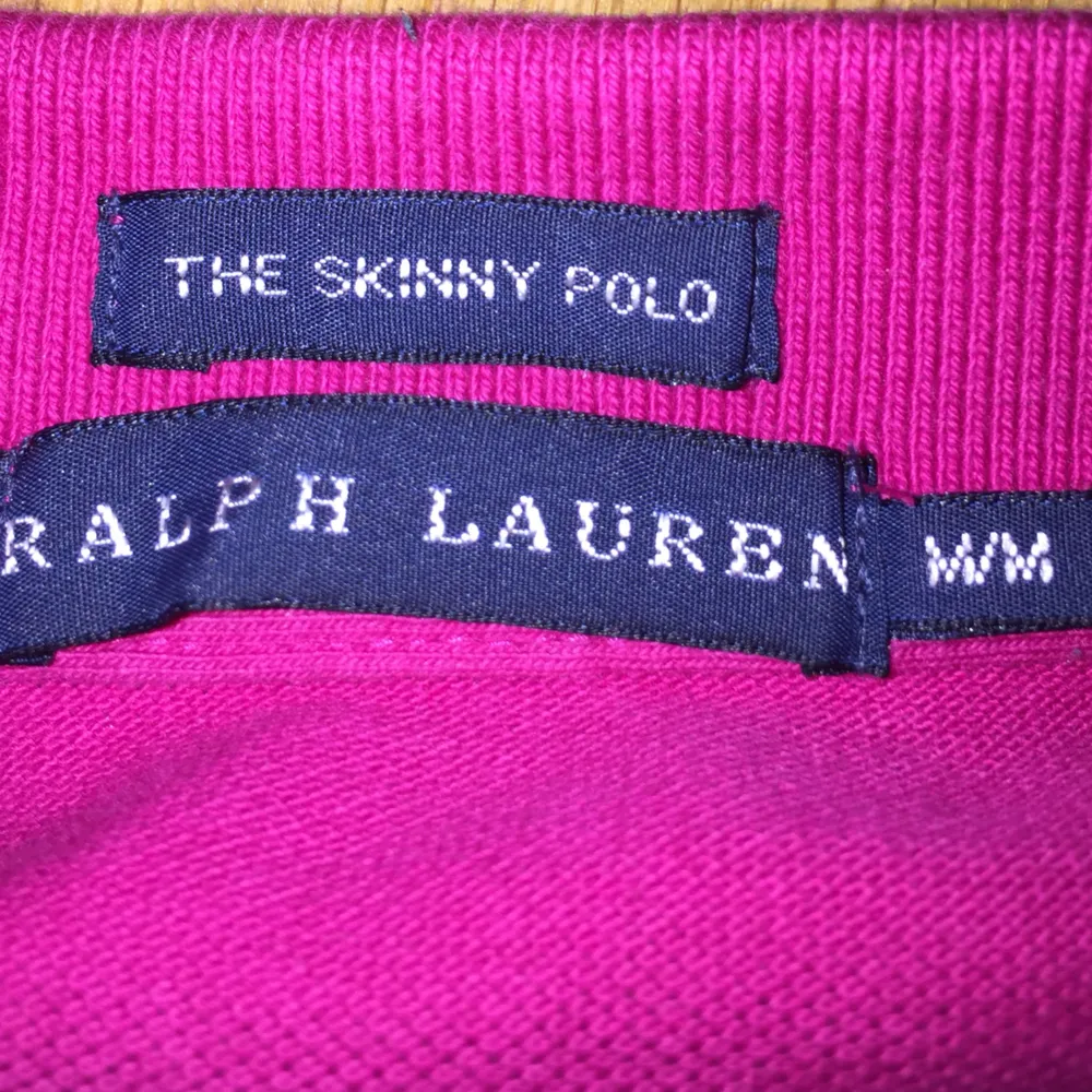 Äkta Ralph Lauren pike i en väldigt fin rosa färg. Endast använd 2 gånger. Storlek M men passar även som en S . Toppar.