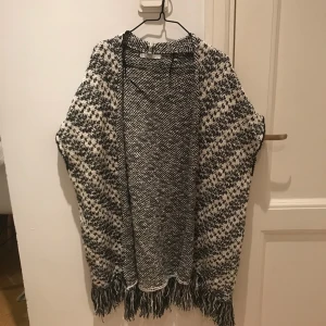  - Stickat kofta från Mango i fin skick
