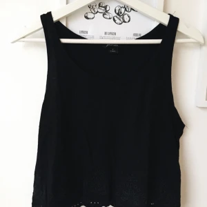  - Svart linne med dekorativa ”broderi”/”håligheter” längst ner(se bild 2) Storlek S från Monki. Har även i vitt om någon skulle vara intresserad 🙂 