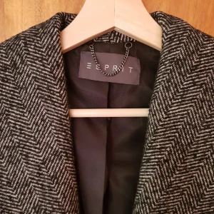 - Esprit jacka. Används bara en gång. Helt ny. Säljer p.g.a hänger bara i garderoben. Original pris 1500 kr.