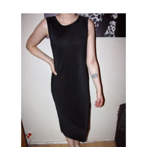  - Svart helt oanvänd plisserad midiklänning från BIKBOK. Storlek XS  Frakt 42kr