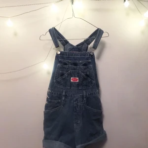  - Coola blåa hängselbyxor köpta i NY förra sommaren :') drömmiga som bara den!  FRI FRAKT 🌻🌹