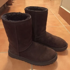  - Klassiska chokladbruna uggs. Har använd dem max 10-15 gånger pga att de är för stora för mig. I stort sett nyskick. 