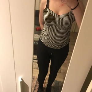  - Randigt linne med svarta tjocka axelband, aldrig använd förutom på bilden därmed bra skick. Swish går bra köpare står för frakt