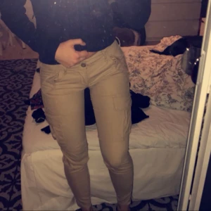 - Beiga cargobyxor från Ralph laurens Denim&suppy. Köpta här på Plick, jag har aldrig använt dom och den innan har använt dom ett få tal gånger. Säljer dom på grund av att jag inte känner mig bekväm i den stilen. Fråga om du undrar nått eller vill ha fler bilden. Frakt tillkommer