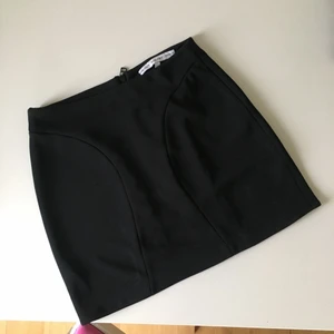  - Svart, kort kjol från Other Stories. Strl 34, men funkar bra på 35.