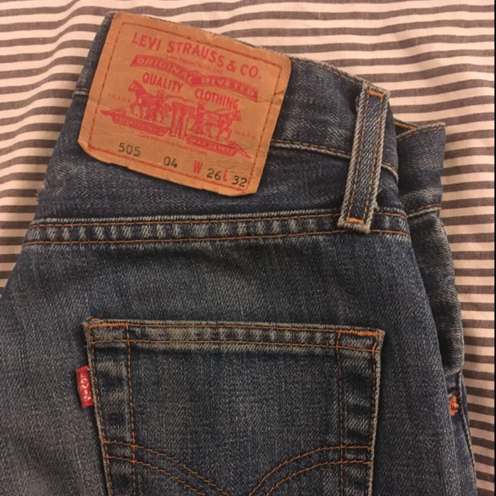 Nu säljer jag mina Levis jeans för ett lågt pris - superfint skick! Säljer bara för att de är försmå för mig ;) köpare står för frakt 💕. Jeans & Byxor.