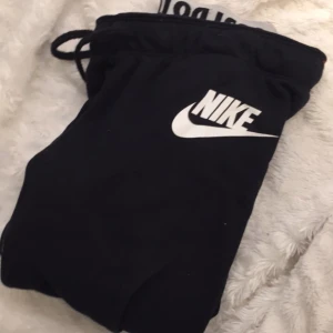  - Säljer mina Nike mjukisbyxor i storlek XS som är knappt använda! Skriv för fler bilder Betalning:Swich & Frakt 50kr 