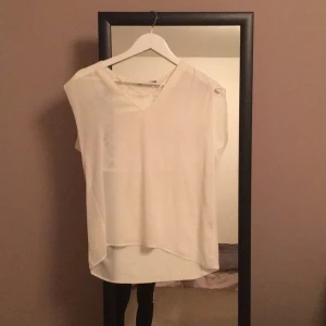  - En slapp blus med fina detaljer på ryggen. Kommer tyvärr inte till tillräcklig användning i min garderob. Fint skick!
