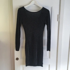  - Glittrig superskön klänning