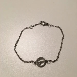  - Silvrigt armband med en peace-detalj. Aldrig använd. 
Köparen står för frakten 🍂