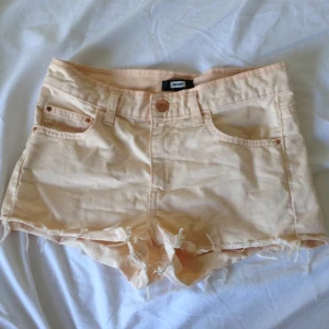  - Ljus aprikosfärgade high waisted shorts från BikBok🌸
Super snygga (lite skrynkliga men kan stryka innan leverans) och passar till det mesta✨
Använda men i gott skick 🌻
Tar gärna swisch och frakt tillkommer✨