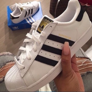  - Skor från Adidas originals Superstar
Storlek 37. Helt nya! Aldrig använda! 
Frakt 70:- 