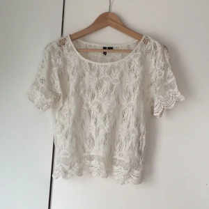  - Sparsamt använd fin tröja från HM divided. Perfekt till sommaren!